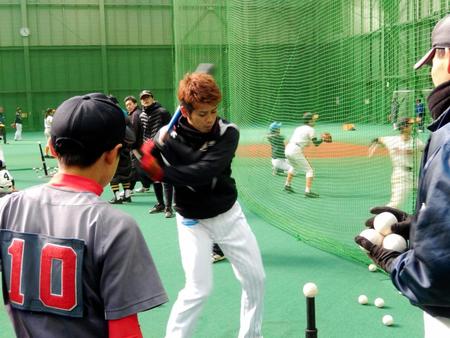 少年野球教室で熱心に指導する大嶺翔太内野手