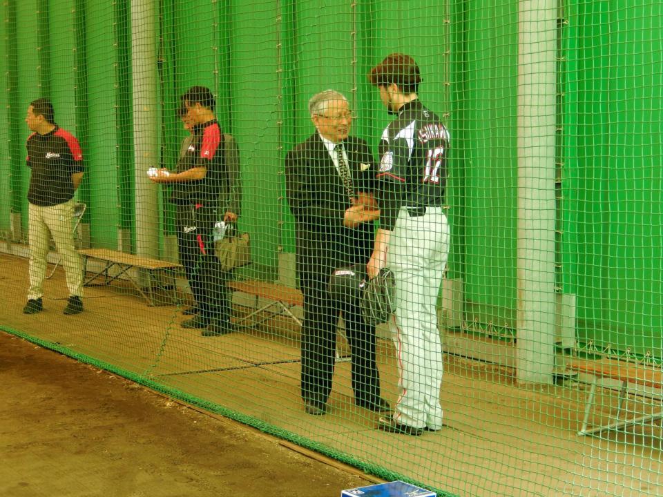 石川投手を激励する熊崎コミッショナー（右から２人目）