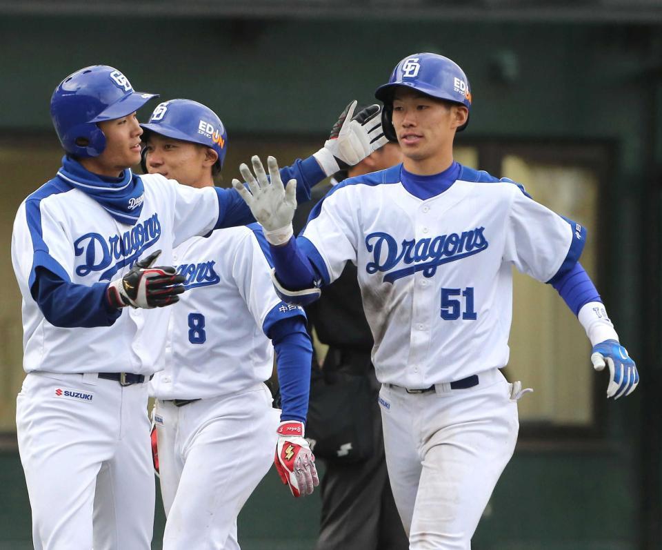 　９回、サヨナラ二塁打を放ちナインに迎えられる京田（右）