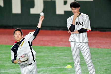キャッチボールをする松井裕（左）を見つめる藤浪　