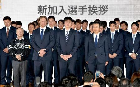 　激励会で紹介される新加入の（前列左から）ジェンセン、田中、達川コーチ