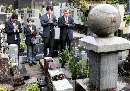 　沢村栄治氏の墓前で手を合わせる（右から）久保球団社長、高橋監督、沢村氏の長女・酒井美緒さん、長野