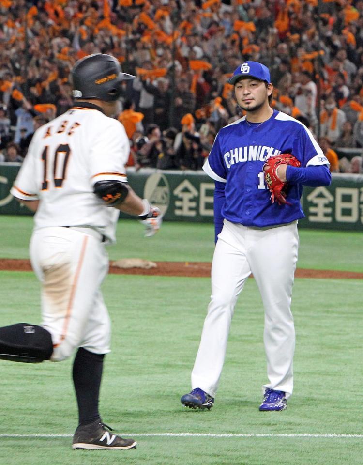 ９回、阿部（左）にサヨナラ本塁打を打たれた田島
