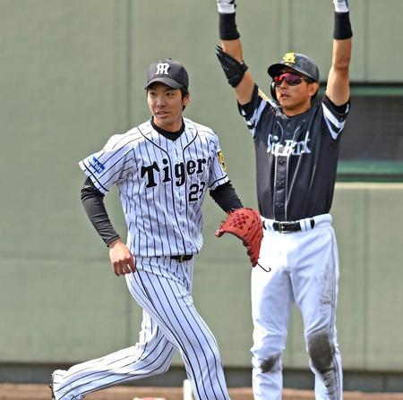 ２回、高田に犠飛を許し本塁ベースカバーに入る小野。右は次打者の川崎