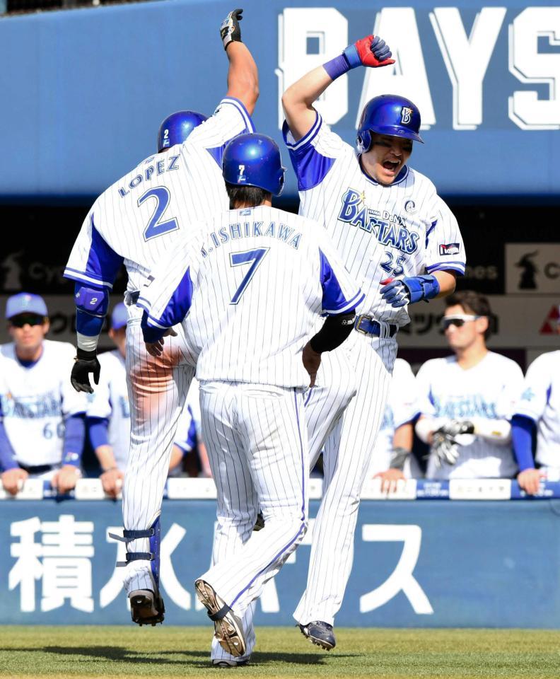 　３回、満塁本塁打を放ったロペス（左）とジャンプして喜ぶ筒香（右）＝撮影・棚橋慶太