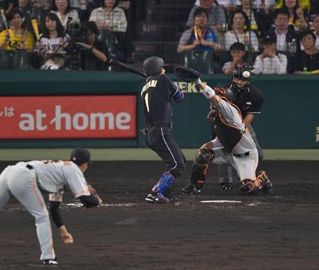５回、頭部に死球を受ける阪神・鳥谷敬　投手は巨人・吉川光