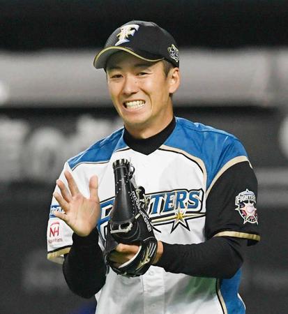 　本塁を狙った石川がタッチアウトとなり、グラブをたたいて喜ぶ斎藤佑　