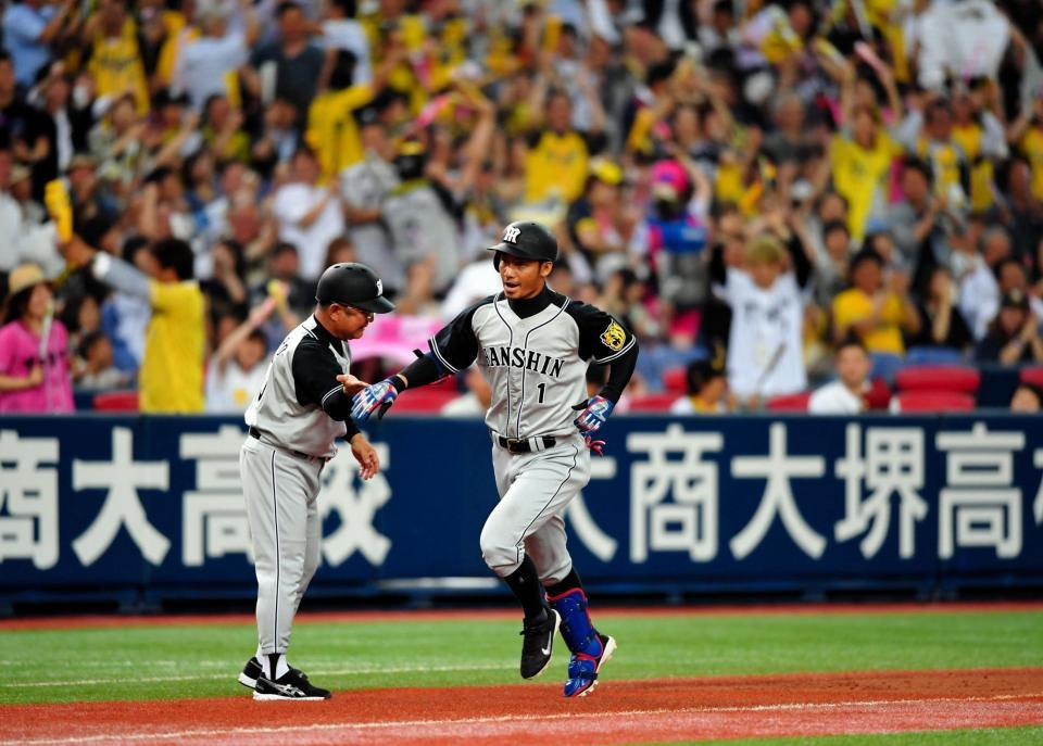 　３回、３ランを放った鳥谷は阪神ファンの大歓声を浴びて本塁へ向かう＝京セラドーム大阪