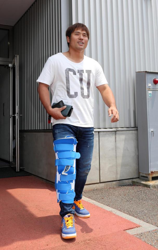 右膝を固定して病院からナゴヤ球場に戻った平田　　