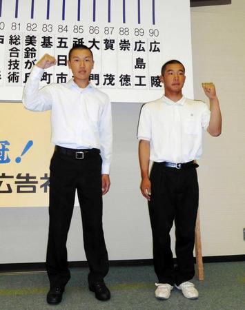 　ガッツポーズで健闘を誓う崇徳・片山（左）と広島工・坂本　