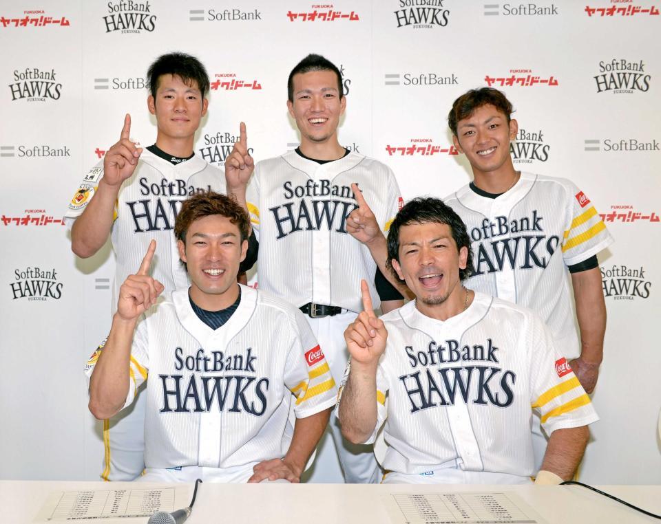 　オールスターゲームファン投票で選出され「ワンダホー！」ポーズを決める（前列左から）柳田、松田（後列左から）上林、千賀、今宮