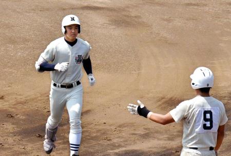　本塁打を放ち、ナインに迎えられる日大三・桜井（左）