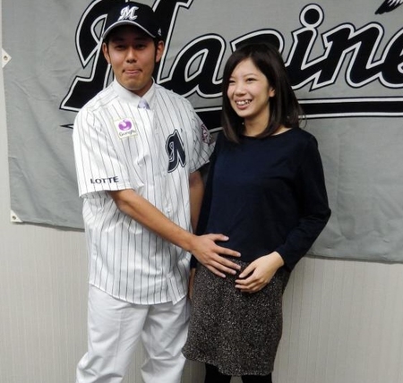 新婦で妊娠５カ月の紗央里さんのおなかを優しくさする永野