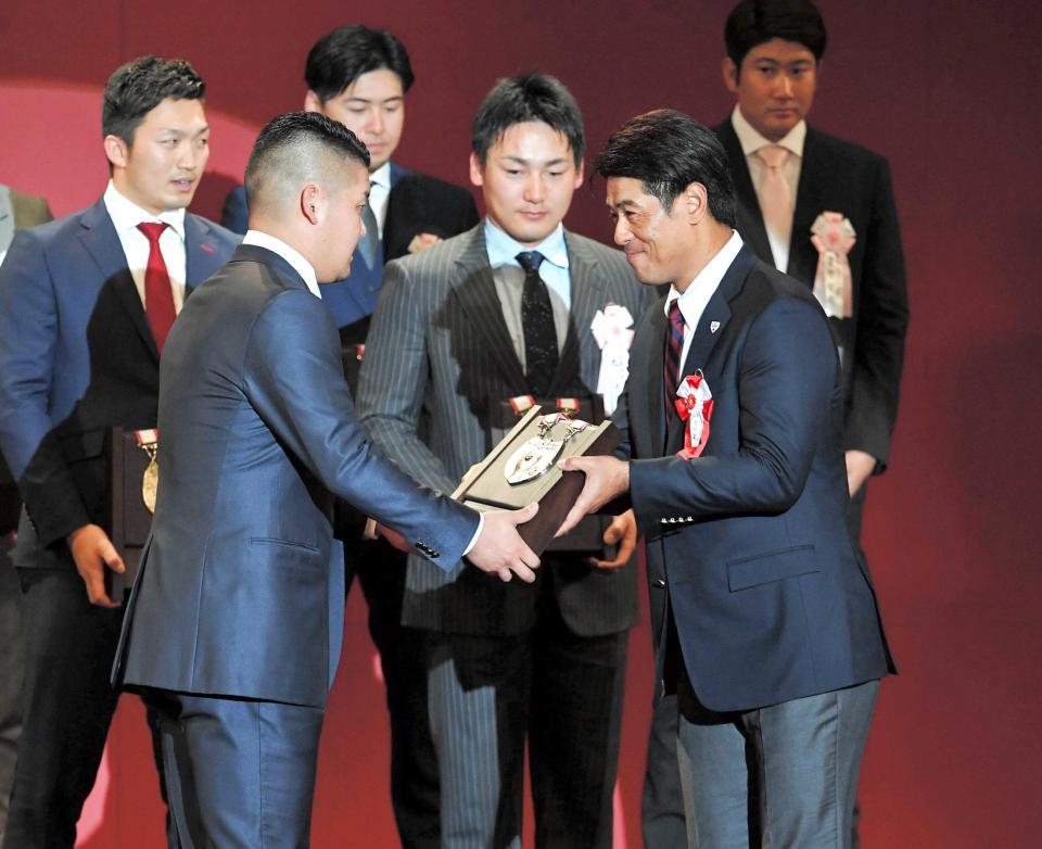 　筒香（手前左）にベストナインの表彰をする侍ジャパン・稲葉監督