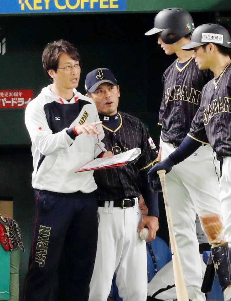 ３月、ＷＢＣで選手にアドバイスを送る志田スコアラー（左端）　