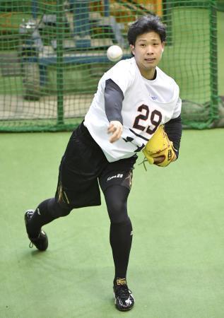 　新人合同自主トレが始まり、投球練習をする巨人・鍬原＝川崎市のジャイアンツ球場