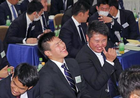 　新人選手研修会で談笑する（左から）中日の高松、石川、鈴木（中央は日本ハムの清宮）