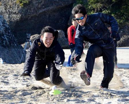 　砂浜でボールを目指してダッシュする秋山（左）と田代