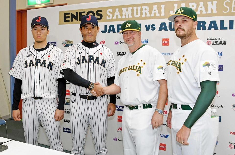 　記念写真に納まる（左から）日本代表・千賀、稲葉監督、オーストラリア代表・フィッシュ監督、ブラックリー