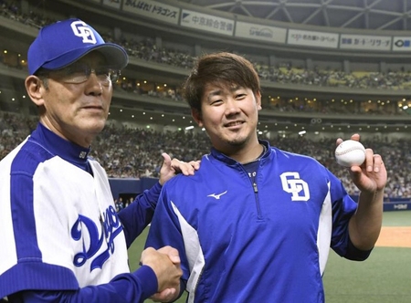 　プロ野球ＤｅＮＡ戦で今季初勝利を挙げ、ウイニングボールを手に森監督（左）と握手する中日の松坂大輔投手。日本球界では約12年ぶりの勝利となった＝30日、名古屋市東区のナゴヤドーム