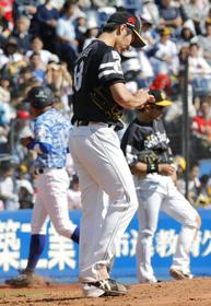 3回、藤岡裕に押し出しの四球を与え肩を落とす武田。左は三塁へ向かう二走加藤