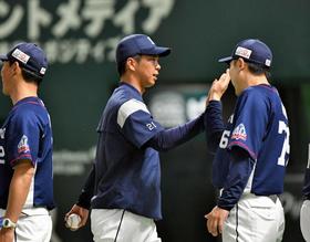 ウイニングボールを手にハイタッチをする十亀