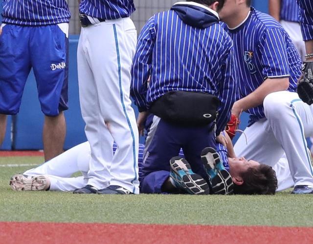 練習中に打球が当たり倒れ込むDeNAの大和=ZOZOマリンスタジアム
