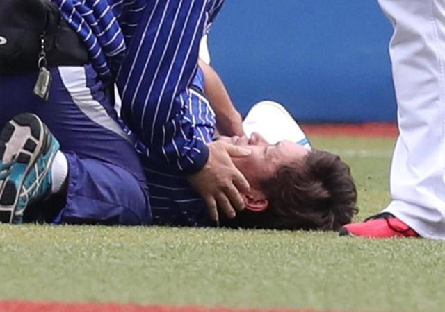 練習中に打球が当たり倒れ込むDeNAの大和=ZOZOマリンスタジアム