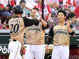 5回、ソロを放った上原(左)を笑顔で迎える中田(中央)と近藤(撮影・飯室逸平)