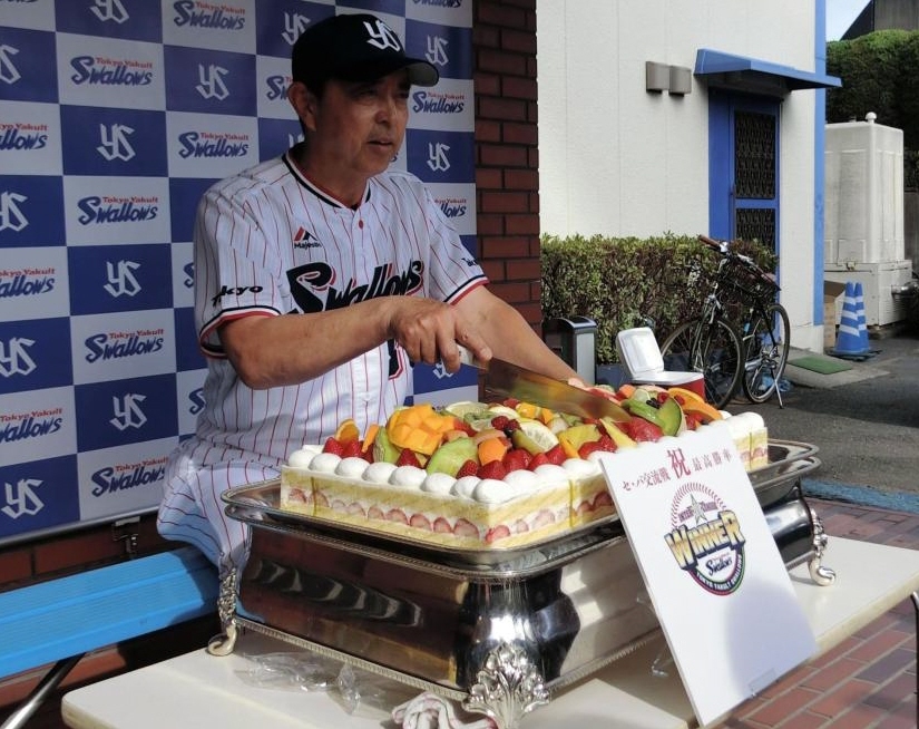 　交流戦最高勝率のお祝いのケーキに入刀する小川監督