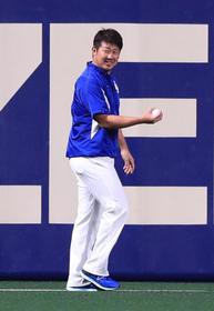 ボールを触りながらウオーキングする松坂