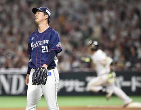 6回、ソフトバンク・松田(右)に本塁打を浴びた西武・十亀=ヤフオクドーム
