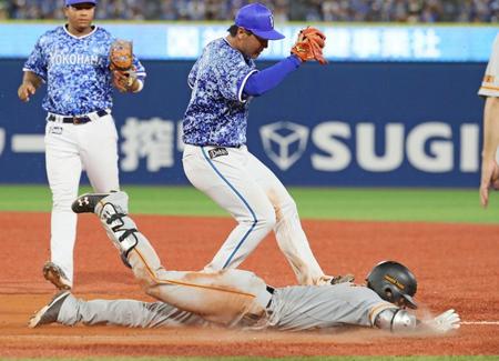 　６回、一塁内野安打でヘッドスライディングする吉川尚＝横浜スタジアム