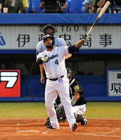1回、左中間に先制2ランを放つバレンティン