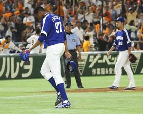 9回、サヨナラ負けを喫し、肩を落として引き揚げる中日のR・マルティネス(左)=東京ドーム