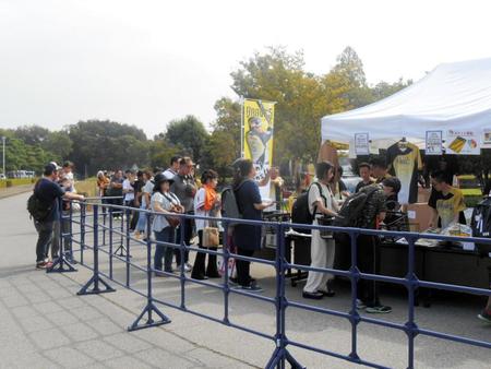 村田の“引退試合”には大勢のファンが駆けつけ、小山運動公園野球場付近のグッズ売り場には午前中から長者の列