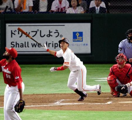 　１６年８月２３日の広島戦でサヨナラ本塁打を放つ脇谷亮太＝東京ドーム