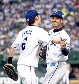 4回、三者凡退に抑え笑顔を見せる榎田