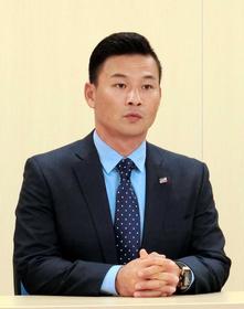 現役引退を発表し会見するヤクルト・武内