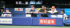 侍ジャパンの攻撃を見つめる前田(左端)、(右から)松井ベースコーチ、マッティングリー監督ら