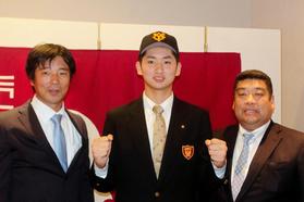 仮契約を終え晴れやかな表情をみせる巨人ドラフト4位・横川凱投手(中)と西谷監督(右)と渡辺スカウト