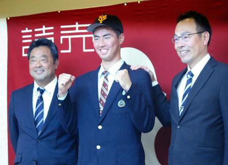 　仮契約を結んだ松井（中央）。左は武田スカウト、右は奥野監督