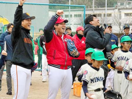 巨人・小林（左）と野球教室に参加した野村。右は田中大貴アナ