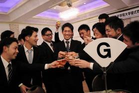 グループ「G」の席でチームメイトと乾杯する高橋優貴