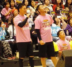 運動会の最後に、カラオケで熱唱する嶋(左)、右は今季限りで引退した枡田