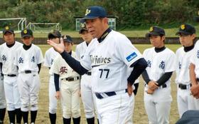 屋久島の小中学生を相手に野球教室で走塁を教える西村監督