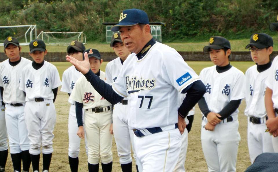 　屋久島の小中学生を相手に野球教室で走塁を教える西村監督