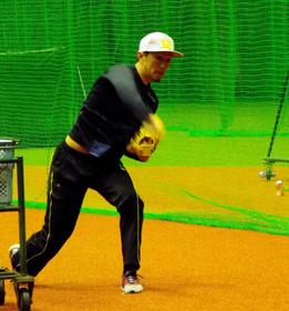 室内練習場でネットスローをする増井