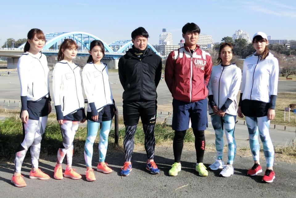 合同トレーニングを行った梅野（左から４人目）、寺島（同５人目）と東京ガールズランのメンバー