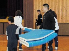 子供と一緒にマットを運ぶ筒香